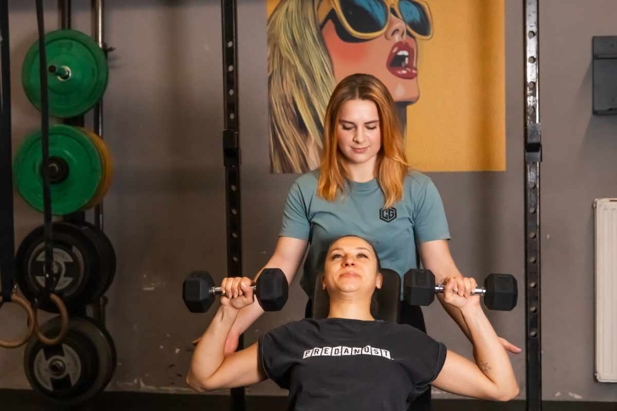 Cena osebnega trenerstva: kaj v resnici plačaš, ko najameš trenerja